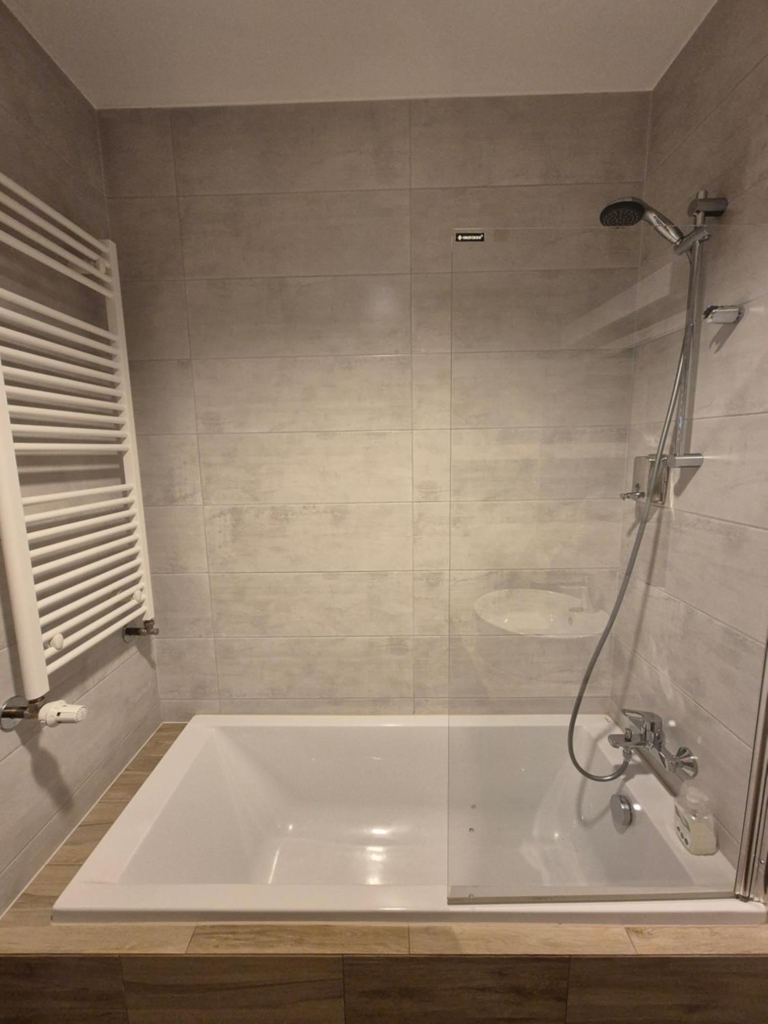 Apartament Wsrod 1000Cy Swiatel - Z Parkingiem W Hali Garazowej- Duzy Balkon Z Lezakami - Piekny Widok Noca Na Panorame Tysiaclecia カトヴィツェ エクステリア 写真